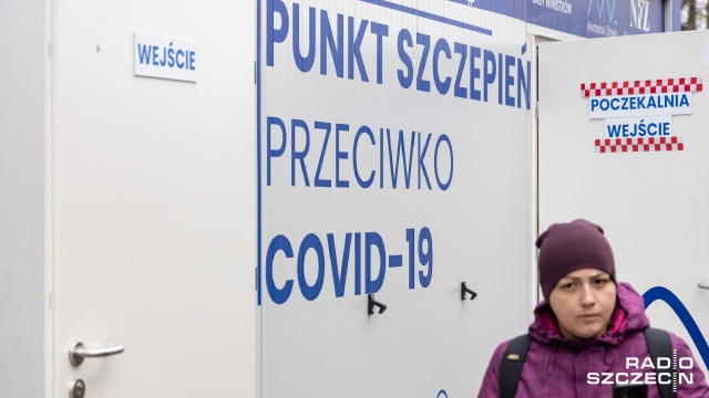 Mobilny punkt szczepień zmienia lokalizację - wszyscy chętni mogą się od soboty zaszczepić w specjalnym kontenerze ustawionym przy al. Piastów w pobliżu ul. Jagiełły w Szczecinie.