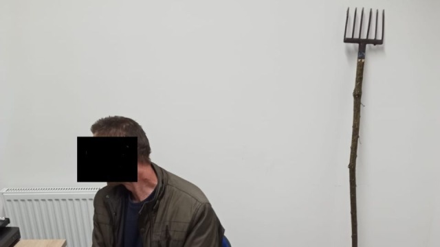 Okaleczał ryby za pomocą specjalnych wideł - został zatrzymany na gorącym uczynku. Teraz mężczyźnie z Karlina grozi surowa kara.
