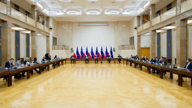 Rzecznik rządu Piotr Mller powiedział, że spotkanie premiera Mateusza Morawieckiego z przedstawicielami klubów i kół parlamentarnych na temat zagrożeń geopolitycznych pochodzących ze wschodu, przebiegło w dobrej atmosferze.