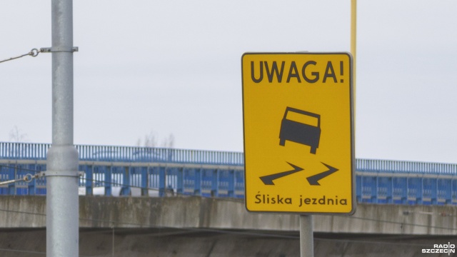 Instytut Meteorologii i Gospodarki Wodnej wydał ostrzeżenia pierwszego stopnia przed oblodzeniem nawierzchni dróg i chodników w wielu województwach, w tym w zachodniopomorskim.