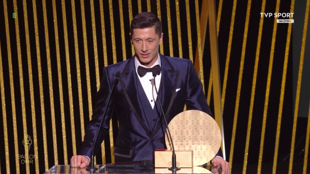 Podczas wieczornej gali wręczenia Złotej Piłki w paryskim Theatre du Chatelet, Robert Lewandowski otrzymał nagrodę dla Najlepszego napastnika sezonu.