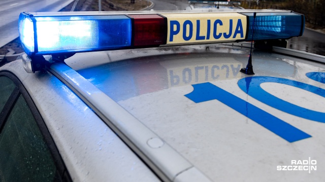 Dwa samochody osobowe zderzyły się przed Estakadą Pomorską, na jezdni w kierunku centrum miasta. Jeden z nich dachował.