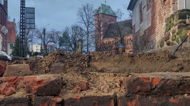 Ceglany mur z XIV wieku odkryto podczas prac modernizacyjnych w Kamieniu Pomorskim przy dworku von Kleista.