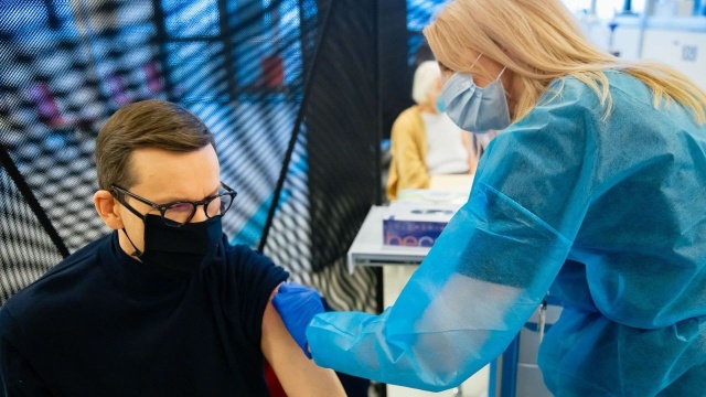 Minionej doby wykonano w Polsce prawe 160 tysięcy szczepień przeciw COVID-19. W pełni zaszczepionych jest już ponad 20 milionów 400 tysięcy osób, a trzecią dawkę przyjęły prawie 3 miliony Polaków, w tym prawie 250 tysięcy osób z obniżoną odpornością.