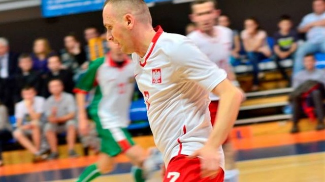 Od dziecka był miłośnikiem sportu, grał w piłkę, a potem poszedł do seminarium, został księdzem i wciąż realizuje tą pasję. Gra w piłkarskiej reprezentacji polskich księży. Ks. Emil Kancir jest kapłanem Archidiecezji Lubelskiej i od niedzieli prowadzi rekolekcje adwentowe w Sanktuarium Matki Bożej Królowej Polski w Krępsku, koło Goleniowa.