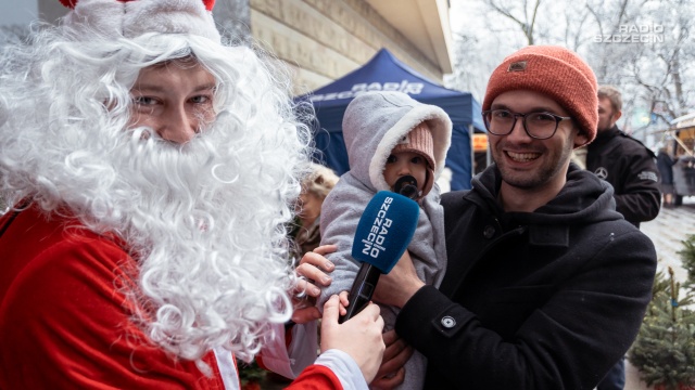Mikołaj, choinki oraz pyszne miody, kawa oraz rybka - to wszystko w naszej świątecznej wiosce Radia Szczecin... przed siedzibą rozgłośni.