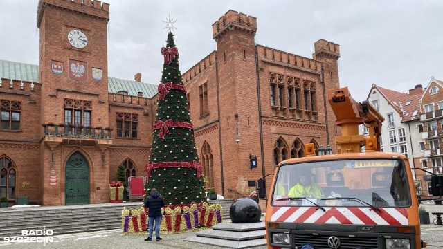 Na kołobrzeskim Placu Ratuszowym w błyskawicznym tempie rośnie choinka. Chodzi oczywiście o sztuczne drzewko bożonarodzeniowe, którego montaż trwa właśnie w centrum miasta.