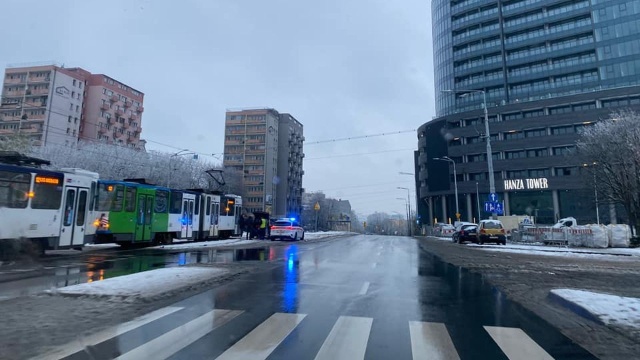Tramwaje mają opóźnienia - to po kolizji tramwajowej dwunastki z Citroenem w al. Wyzwolenia, do której doszło ok. godz. 15.
