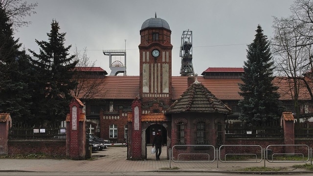 Ratownicy prowadzący akcję poszukiwawczo-ratowniczą w kopalni Bielszowice w Rudzie Śląskiej w bardzo trudnych warunkach przekopują się do miejsca, gdzie namierzono sygnał z lampki górniczej drugiego z poszukiwanych górników.