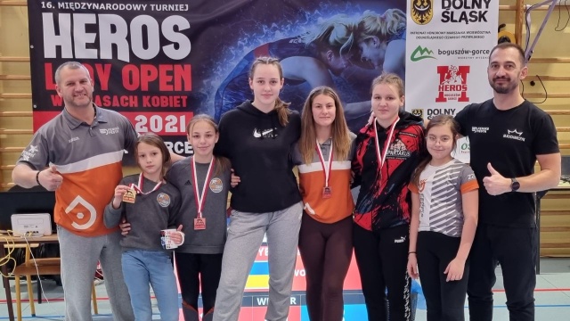 Kolejny udany start młodych zawodniczek klubu Feniks Pesta Stargard na zapaśniczych matach.