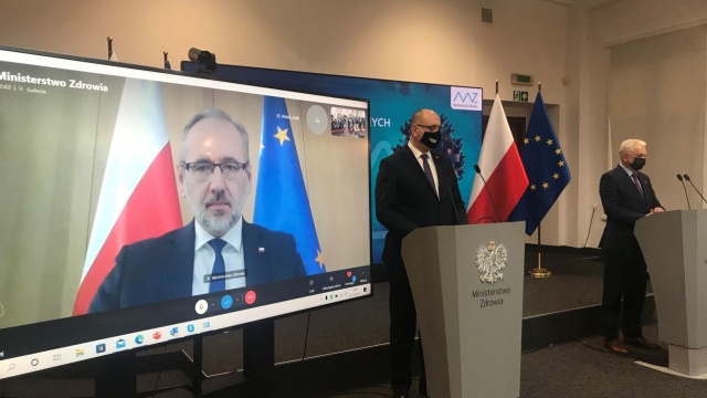 Minister zdrowia poinformował, że w związku z epidemią COVID-19 zostanie wydłużony okres nieobecności dzieci w szkołach. Od 15 grudnia rząd zaostrza restrykcje w związku z mutacją Omikron koronawirusa i czwartą falą epidemii.
