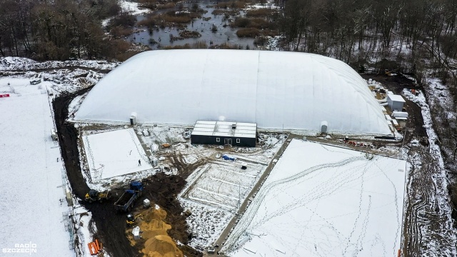 Młodzi piłkarze ze Szczecina będą trenować w komfortowych warunkach. Na stadionie Arkonii właśnie stanął balon pneumatyczny, który przykrywa pełnowymiarowe boisko.