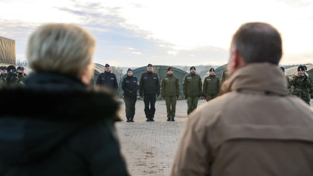 Prezydent Andrzej Duda podczas wizyty w Kuźnicy podziękował funkcjonariuszom polskich służb za ochronę granicy polsko-białoruskiej w trudnych warunkach.