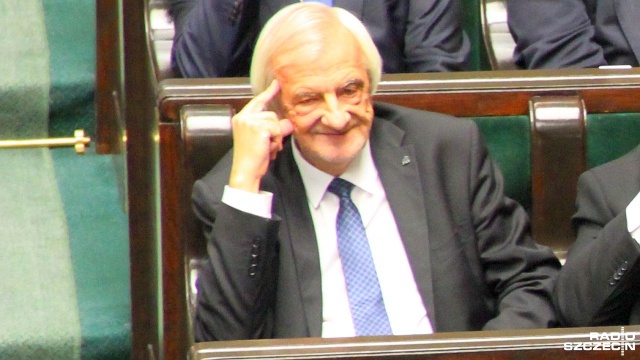 Wiceminister sportu Łukasz Mejza powinien wstrzymać się od pracy w resorcie do czasu wyjaśnienia opisywanych przez media spraw - mówi szef klubu i wicemarszałek Sejmu z Prawa i Sprawiedliwości.