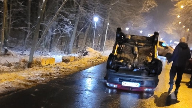 Opady śniegu i przymrozek powodują utrudnienia i kolizje na drogach Szczecina i regionu.