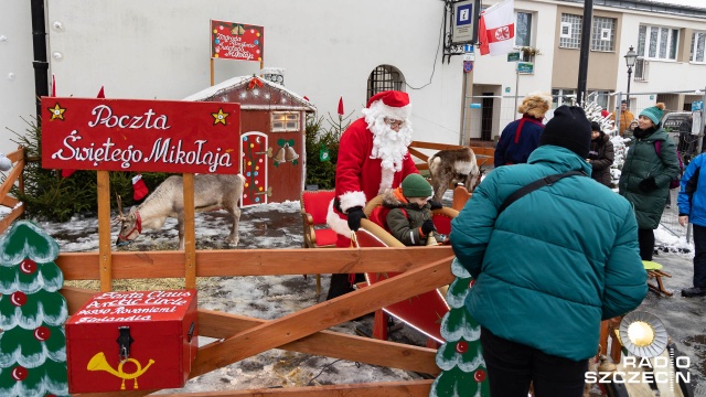 Bajkowa zagroda renifera Św. Mikołaja, karuzele i stoiska z lokalnymi produktami - trwa Jarmark Bożonarodzeniowy na Zamku Książąt pomorskich w Szczecinie.