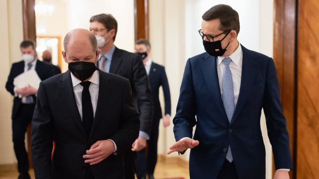 Dziś otwieramy nowy rozdział w relacjach polsko- niemieckich, ponieważ mamy zmianę rządu w Berlinie- mówił premier Mateusz Morawiecki po rozmowie w Warszawie w nowym kanclerzem Olafem Scholtzem.