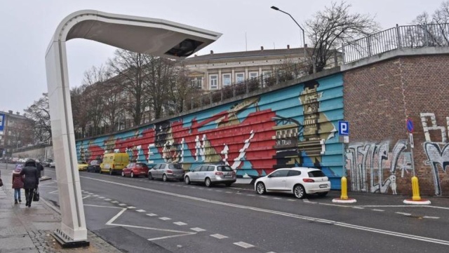 Pierwsza z trzech ładowarek pantografowych, przeznaczona do szybkiego ładowania autobusów elektrycznych, postawiona.