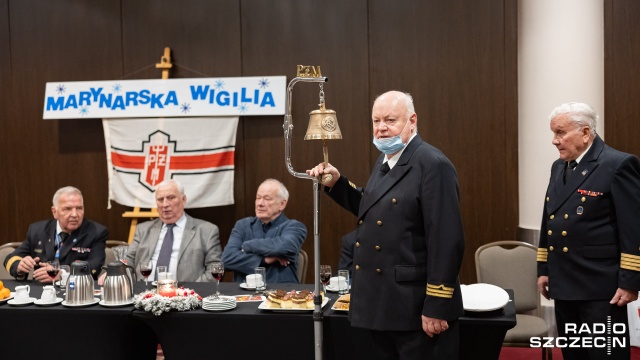 Marynarze-seniorzy, dzisiaj emeryci spotkali się na tradycyjnej Wigilii Ludzi Morza. Był opłatek i wspólne śpiewanie kolęd. Pamiętają lata, kiedy rzadko spędzali Wigilię w domu.