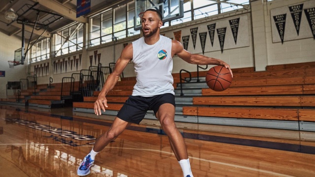 Ten dzień na długo może zapisać się w historii ligi NBA: Steph Curry, gracz Golden State Warriors pobił właśnie rekord rozgrywek rzutów za trzy punkty. W ten sposób zdetronizowany został legendarny Ray Allen.