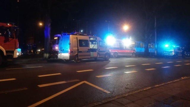 Między pl. Szyrockiego a ul. Ku Słońcu doszło do wypadku. Samochód osobowy potrącił kobietę - zmarła na miejscu. Kierowca został zatrzymany, był trzeźwy.