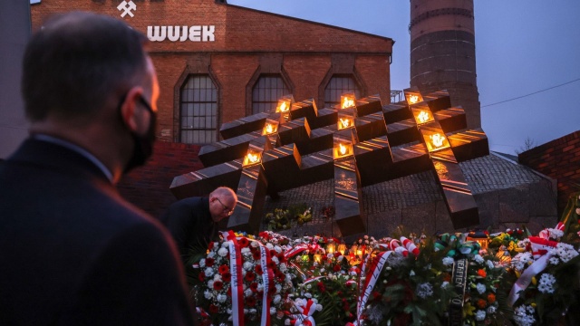 Prezydent Andrzej Duda oddał hołd bohaterom stanu wojennego oraz górnikom poległym w czasie pacyfikacji kopalni Wujek.