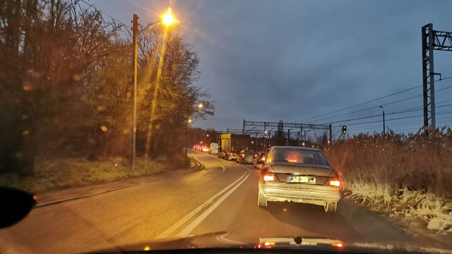 Uszkodzony autobus blokuje przejazd ulicą Szczecińską w Przęsocinie. Trasa między Policami a Szczecinem jest całkowicie zablokowana.