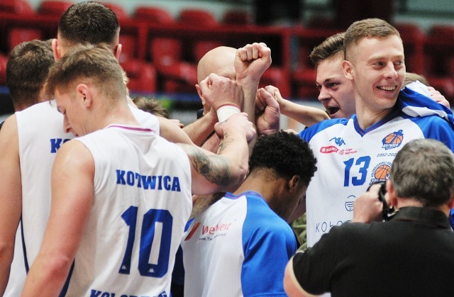 Koszykarski mecz na szczycie pierwszej ligi w Kołobrzegu. Sensation Kotwica podejmie w sobotę Sokoła Łańcut.