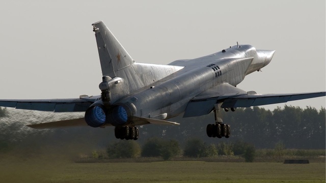 Tu-22M3 wysłała Rosja - podaje Reuters. Samoloty średniego lub dalekiego zasięgu przeznaczone są do wykonywania uderzeń bombowo-rakietowych na cele naziemne rozmieszczone w strefie operacyjnej przeciwnika.