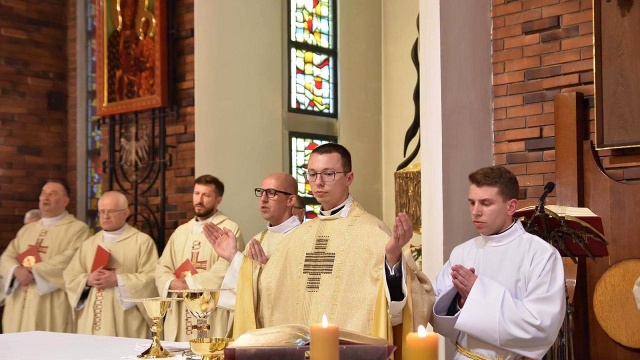 Mieszkał 19 lat w Stanach Zjednoczonych. Urodził się koło Los Angeles, w Kalifornii. Po dwóch latach przerwał studia w Ameryce i postanowił zostać zakonnikiem.