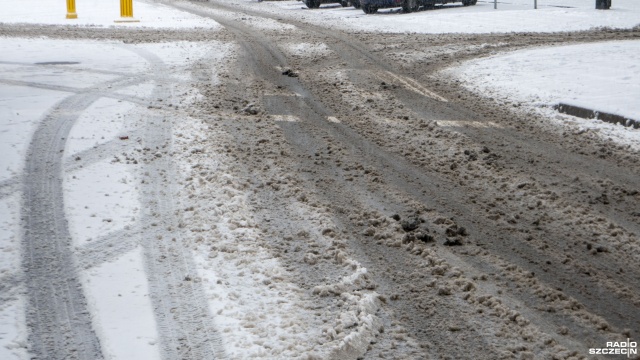 Rządowe Centrum Bezpieczeństwa ostrzega przed groźnymi warunkami atmosferycznymi. Na przeważającym obszarze kraju prognozuje się oblodzenie, a w górach - intensywne opady śniegu.