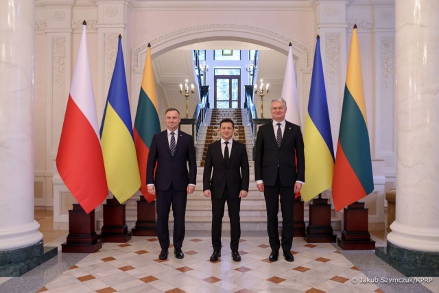Trzeba zrobić wszystko, by zapobiec atakowi Rosji na Ukrainę - powiedział podczas szczytu Trójkąta Lubelskiego na Ukrainie prezydent Andrzej Duda.