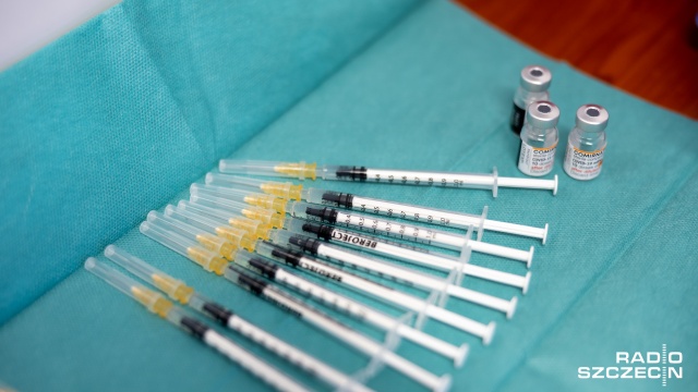 Amerykański koncern farmaceutyczny Moderna poinformował, że trzecia dawka przypominająca szczepionki tej firmy zdecydowanie poprawia odporność organizmu przeciwko nowemu wariantowi koronawirusa - omicron.