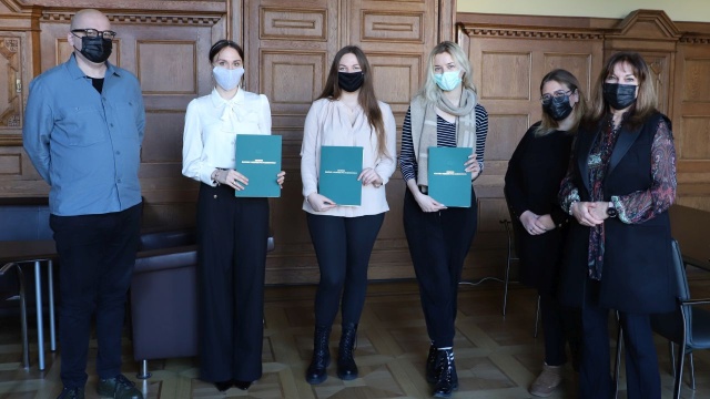 Stypendia ministra za wybitne osiągnięcia dla studentek Akademii Sztuki w Szczecinie.