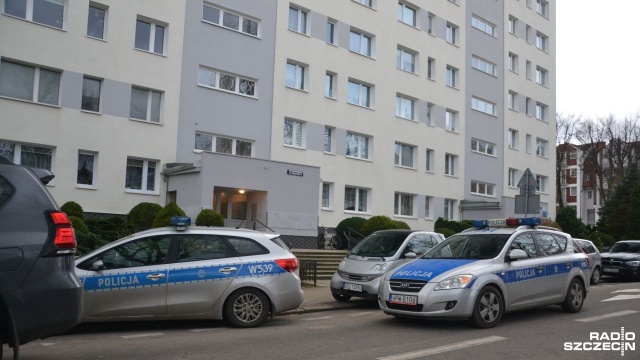Trzy osoby zostały zatrzymane przez policję w Kołobrzegu. To po nocnej interwencji. W jednym z mieszkań znaleziono zwłoki mężczyzny. Miał zginąć od ran zadanych nożem. Do zdarzenia miało dojść podczas imprezy.