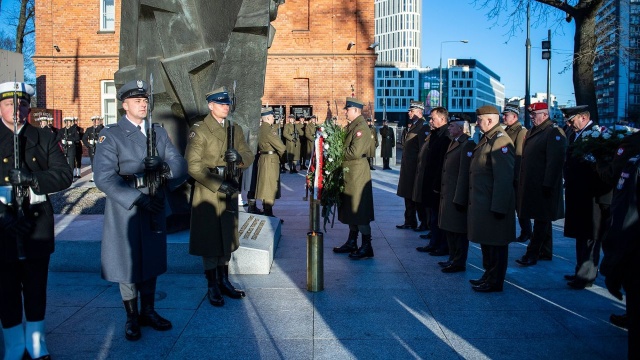 Wojsko Polskie oddaje dziś hołd żołnierzom, którzy stracili życie, służąc za granicą. W Warszawie odbyły się główne obchody Dnia Pamięci o Poległych i Zmarłych w Misjach i Operacjach Wojskowych poza Granicami Kraju.