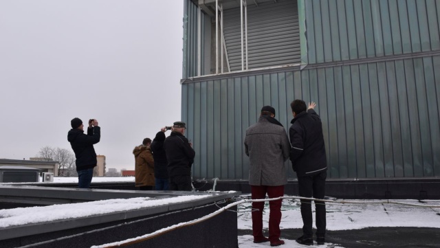 Są wstępne oględziny uszkodzonej elewacji basenu Floating Arena w Szczecinie.