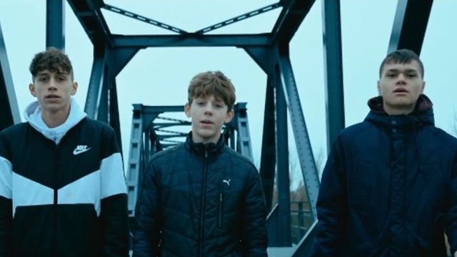 Szymon, Filip i Bartek - uczniowie Szkoły Podstawowej nr 1 w Dębnie - nagrali teledysk do utworu Uczniowie służbom mundurowym, w ramach akcji Murem za mundurem.