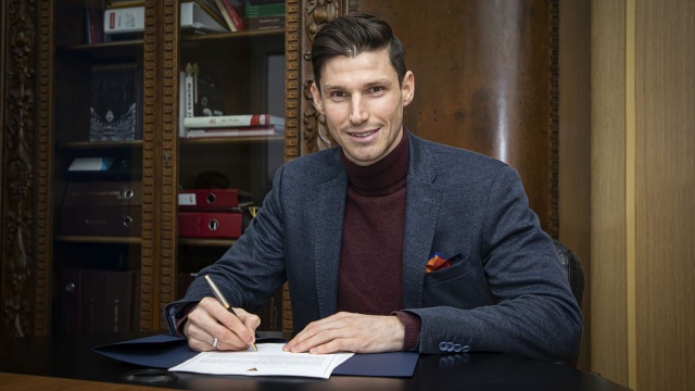 Austriacki piłkarz podpisał nowy kontrakt ze szczecińskim klubem. 31-letni obrońca będzie zawodnikiem Dumy Pomorza do końca czerwca 2025 roku.