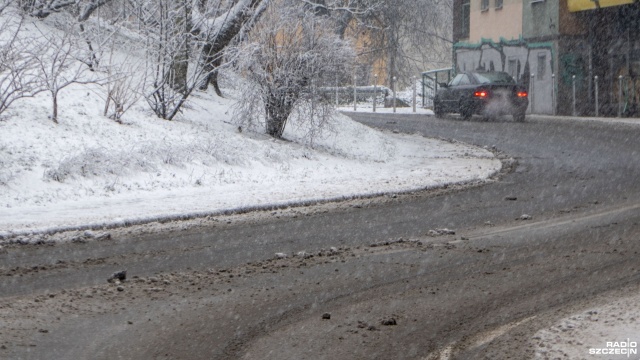 Zawieje i zamiecie śnieżne w regionie - ostrzega Wojewódzkie Centrum Zarządzania Kryzysowego w Szczecinie.
