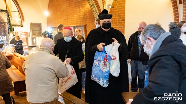 Szczecińska Caritas wspólnie z parafią katedralną i sponsorami przygotowali paczki dla około 700 osób.