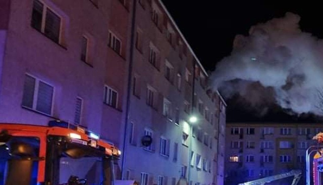 Poważny pożar w jednym z gryfickich bloków przy ul. Wałowej. Prawdopodobną przyczyną pojawienia się ognia było podpalenie przez 42-letniego mieszkańca tego budynku.