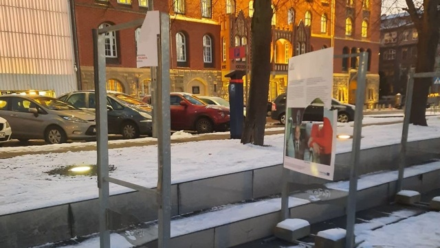 Dwie wystawy, prezentowane na placu Solidarności zostały zniszczone. Plansze posłużyły do zjeżdżania. Zniszczono wystawę poświęconą rocznicy wprowadzenia stanu wojennego.