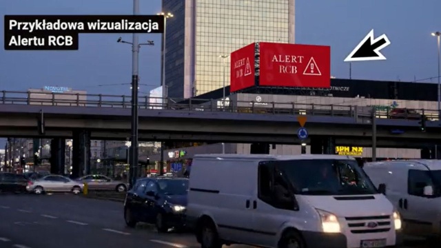 Od nowego roku Rządowe Centrum Bezpieczeństwa będzie wyświetlać swoje alerty również na ekranach cyfrowych znajdujących się w rejonach występowania zagrożenia. Alert RCB będzie pojawiał się między innymi na ekranach reklamowych, w galeriach handlowych, na dworcach i lotniskach.