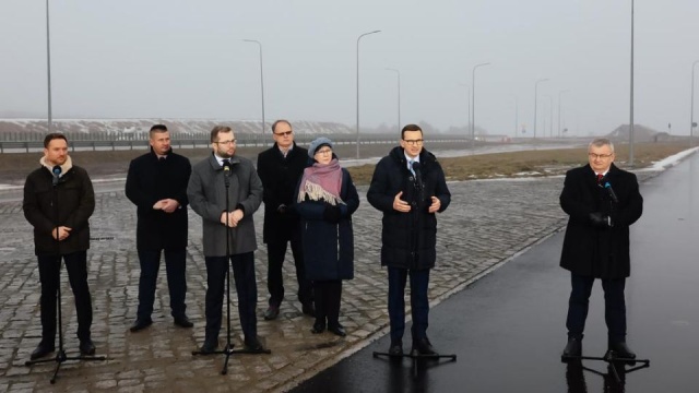 Premier Mateusz Morawiecki powiedział, że w kończącym się roku oddano do użytku ponad 440 kilometrów autostrad i dróg ekspresowych.