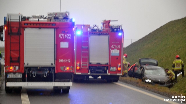 Wypadek na drodze S6 w okolicach Kołobrzegu. Samochód osobowy wpadł do rowu na węźle Kołobrzeg Wschód.