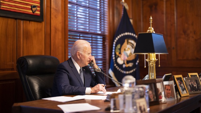 Prezydenci Rosji i Stanów Zjednoczonych 50 minut rozmawiali przez telefon. Według wcześniejszych zapowiedzi Kremla i Białego Domu, Władimir Putin i Joe Biden zamierzali poruszyć kwestie związane z globalnym bezpieczeństwem, w tym dotyczące eskalacji napięcia wokół Ukrainy.