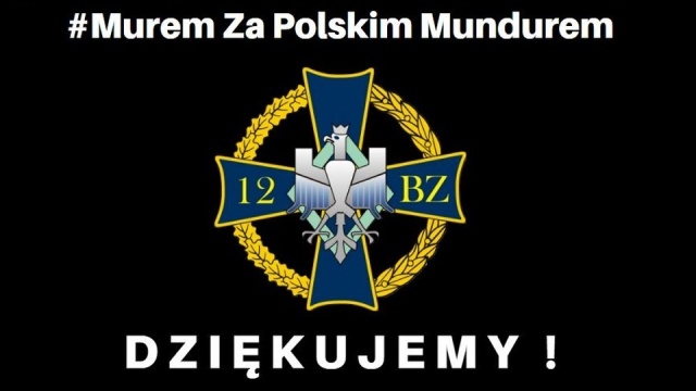 Tablica multimedialna za Bramą Portową w Szczecinie wyświetla słowa wsparcia dla polskich żołnierzy.