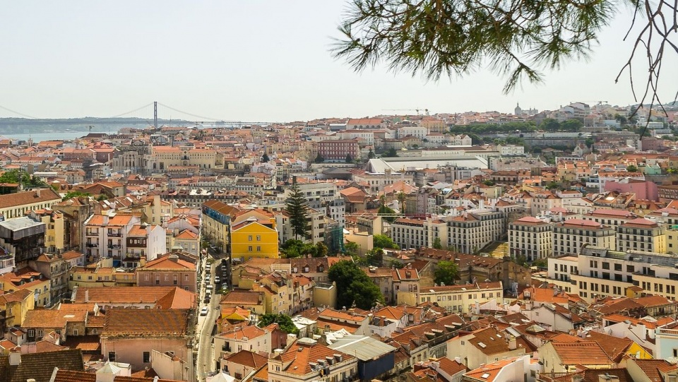 Lizbona to stolica i największe miasto Portugalii, położone w zachodniej części Półwyspu Iberyjskiego. Stanowi centrum polityczne, ekonomiczne i kulturalne kraju. Fot. pixabay.com / nathsegato (CC0 domena publiczna)