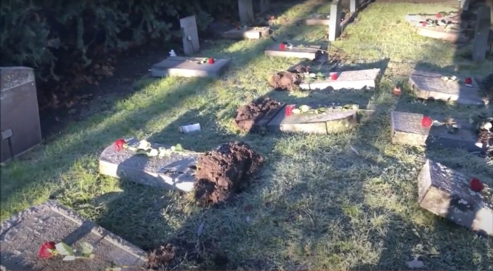 Przewrócone nagrobki na cmentarzu w Solnie. Fot. www.youtube.com/SOLNA KYRKOGÅRD